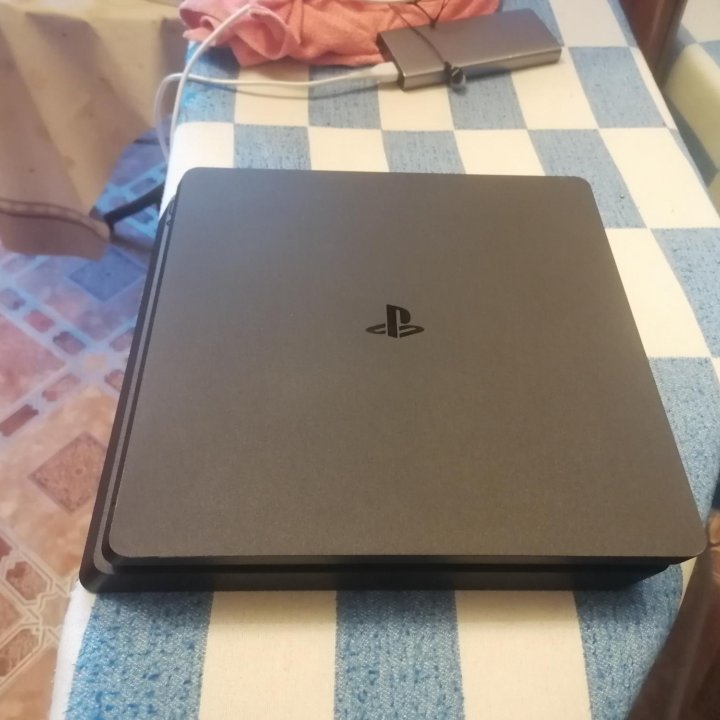 PlayStation 4 + 4 игры