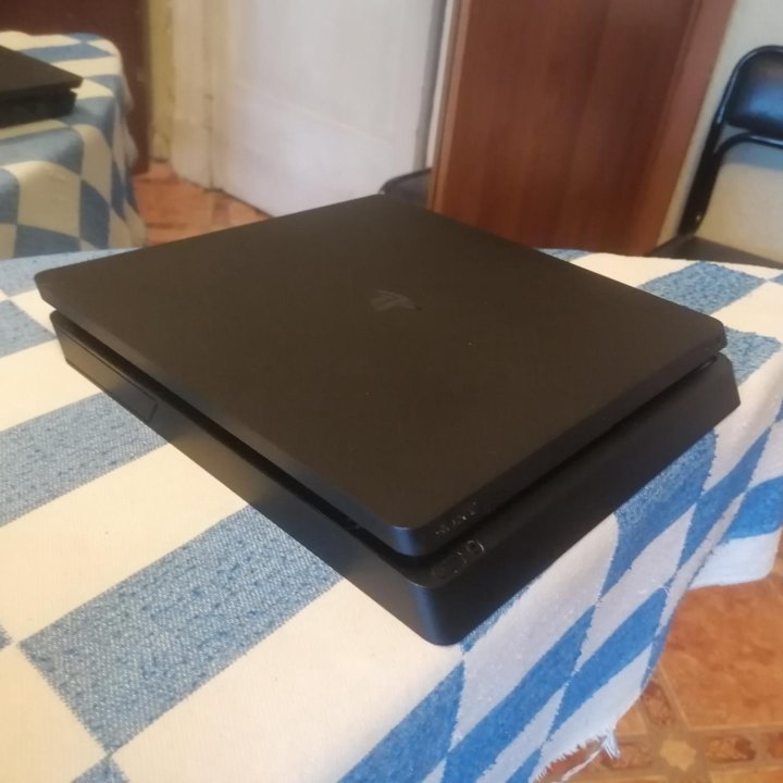 PlayStation 4 + 4 игры