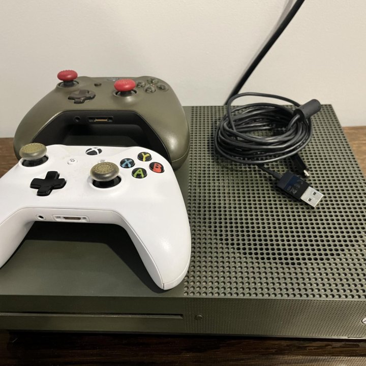 Xbox One S 1 Tb (2 джостика)