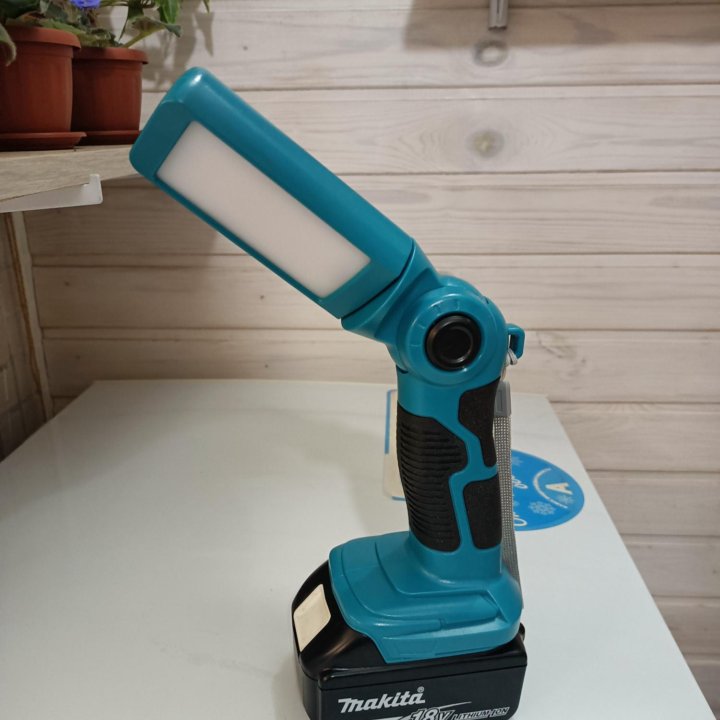 Светильник под аккумуляторы Makita LXT 18В.