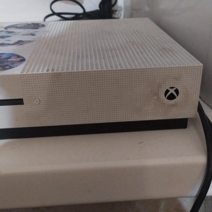 Xbox one s+два геймпада+аккаун+игры на диске