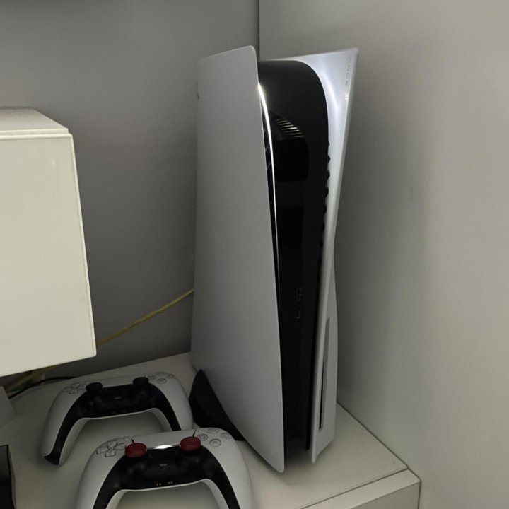 консоль PlayStation 5.