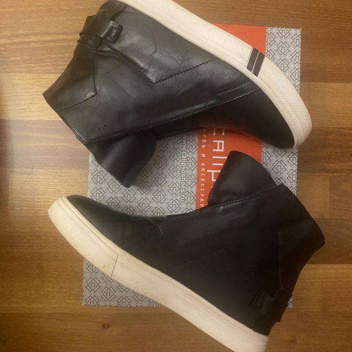 Женские ботинки