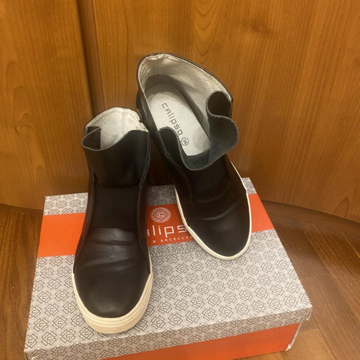 Женские ботинки