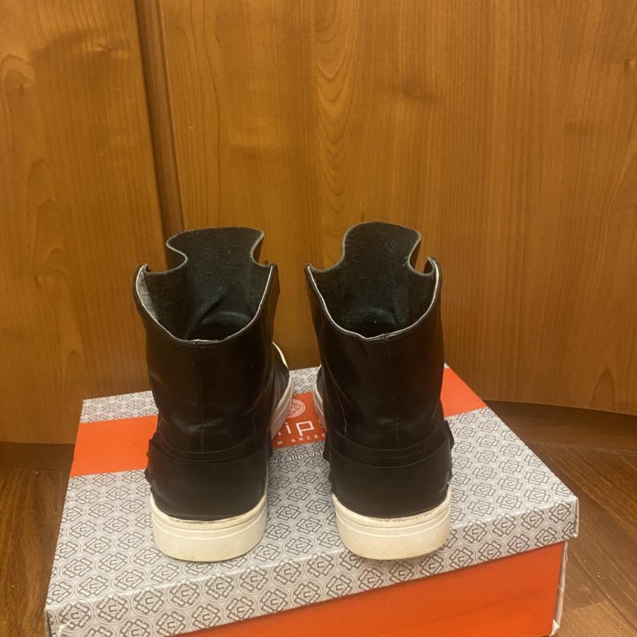 Женские ботинки