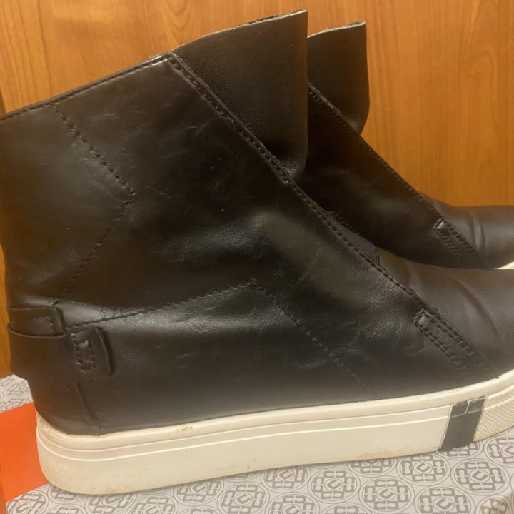 Женские ботинки