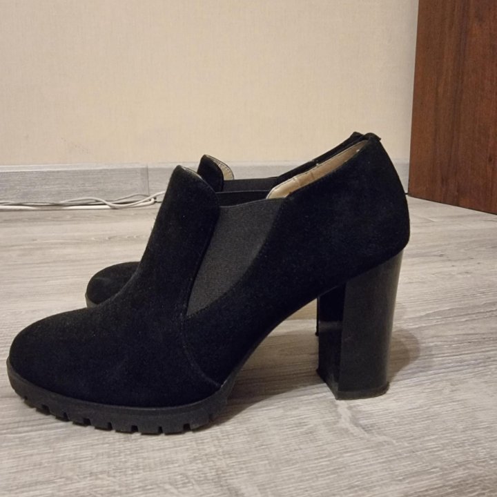 Замшевые ботильоны