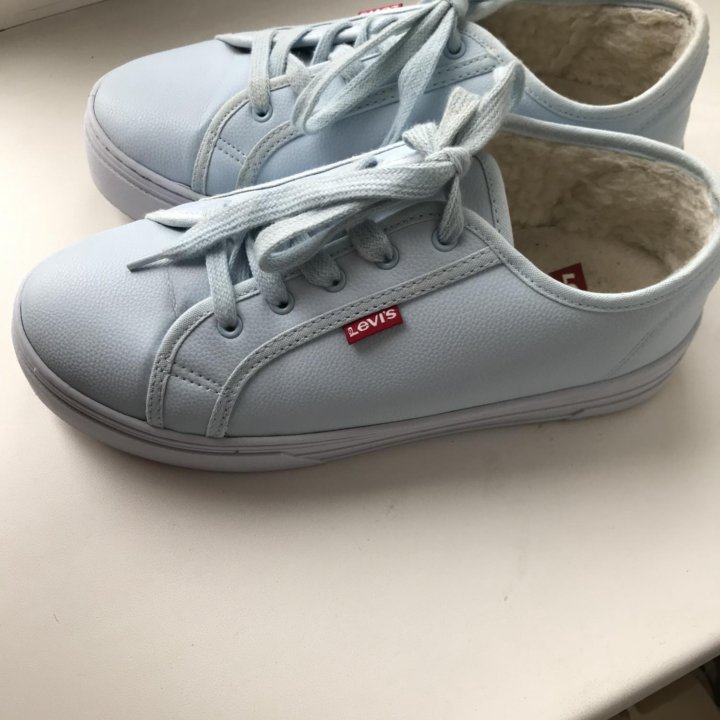 Кроссовки “Levi’s “утеплённые р.39-40