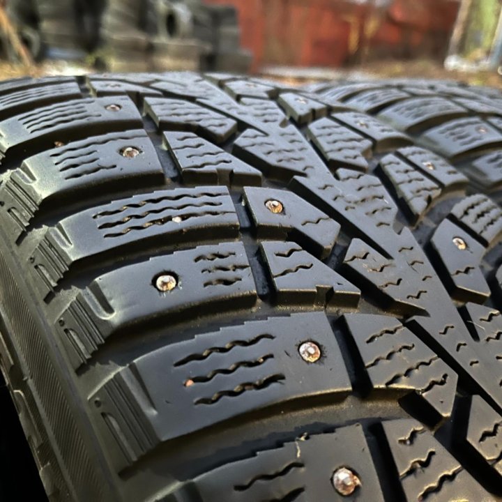 ДВЕ Зимние Maxxis ArcticTrekker NP3 215/60 R16 99T