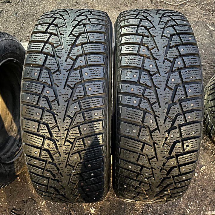 ДВЕ Зимние Maxxis ArcticTrekker NP3 215/60 R16 99T