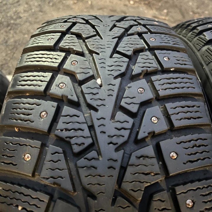 ДВЕ Зимние Maxxis ArcticTrekker NP3 215/60 R16 99T