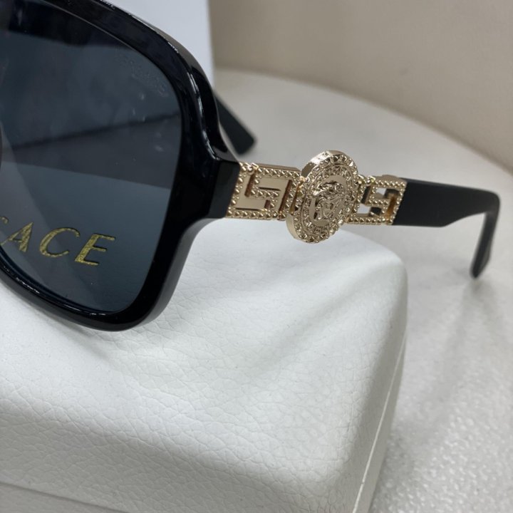 Солнцезащитные очки Versace