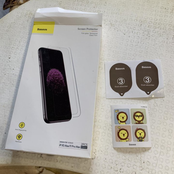 Защитное стекло на iPhone XS Max