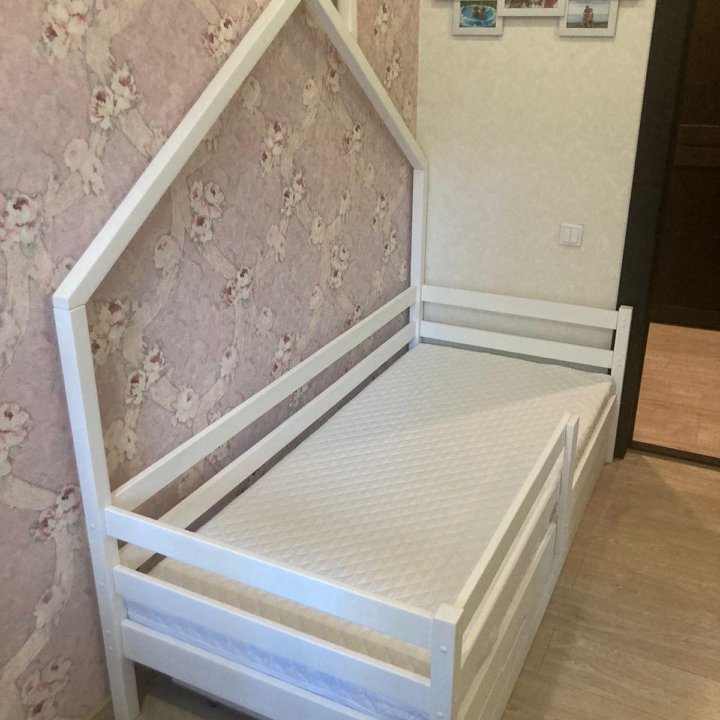 Детская кровать с элементом домика