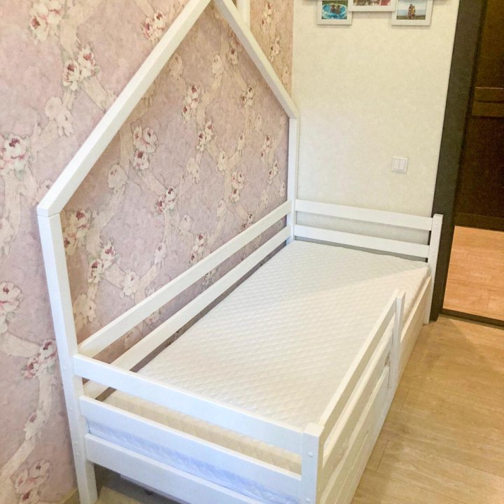 Детская кровать с элементом домика