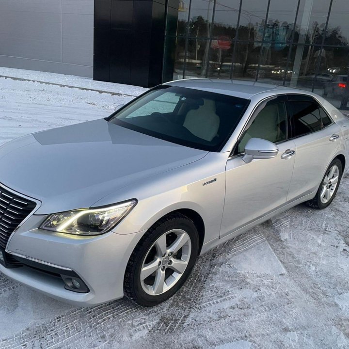 Toyota Crown, 2015