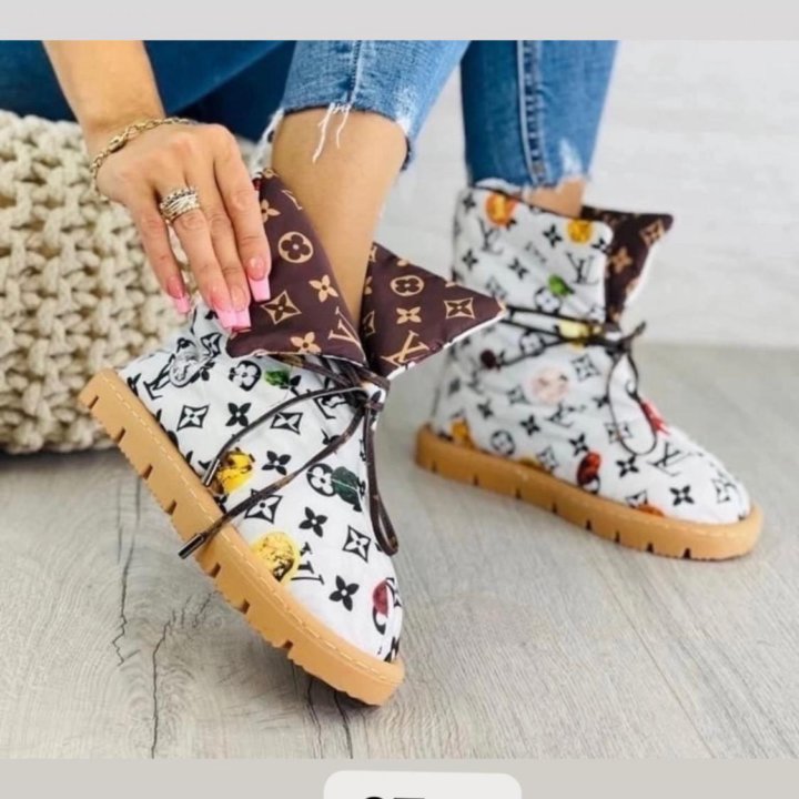 Женские ботинки