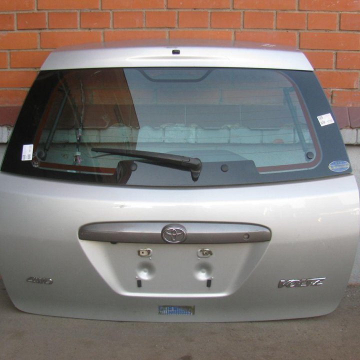 Задняя дверь багажник Toyota Voltz Pontiac Vibe