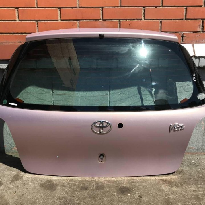 Задняя дверь багажника Toyota Yaris Vitz SCP10