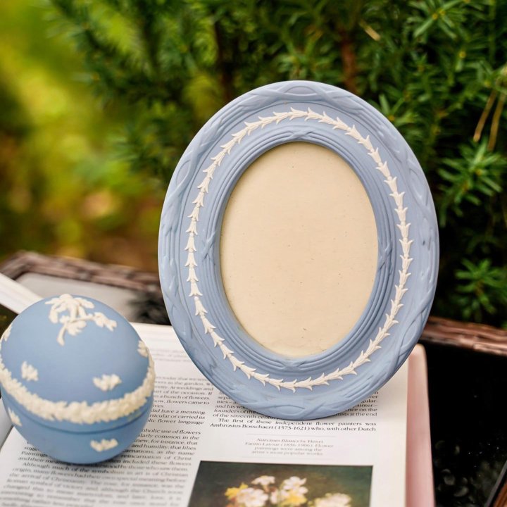 Wedgwood Jasperware голубая овальная рамка, Англия