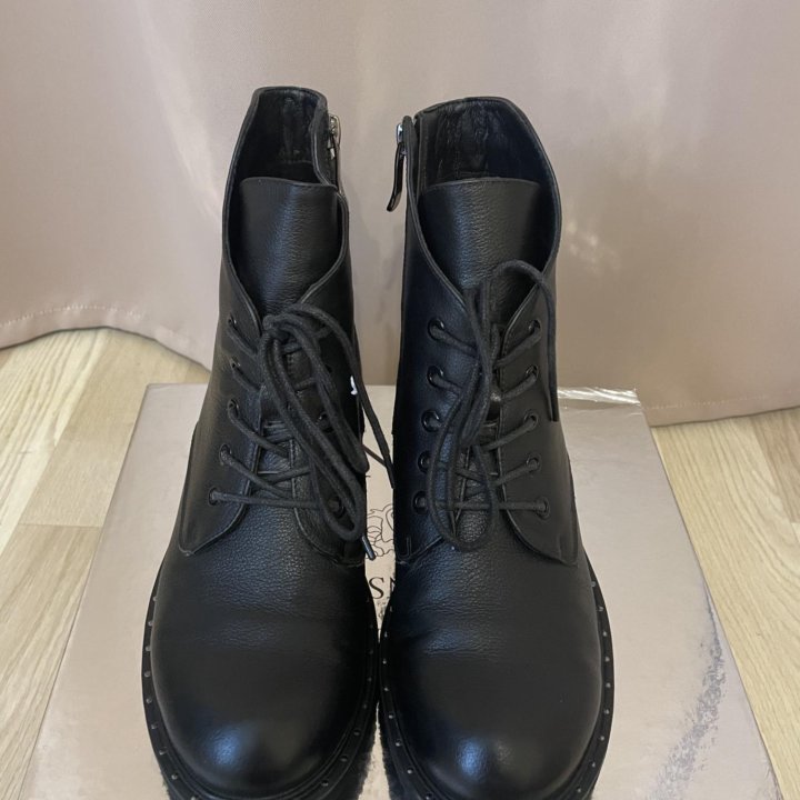 Кожаные ботинки