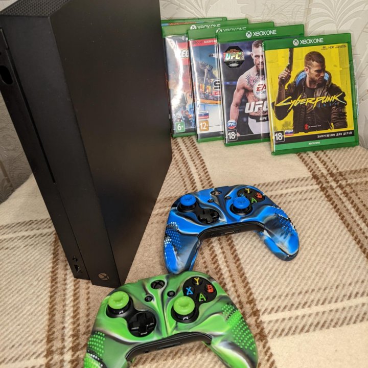 Xbox one X + 2 геймпада