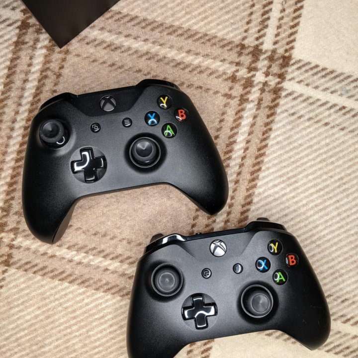 Xbox one X + 2 геймпада