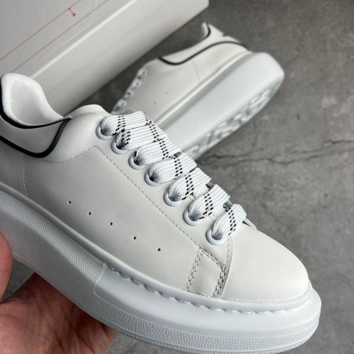 Alexander McQueen Oversized White Black