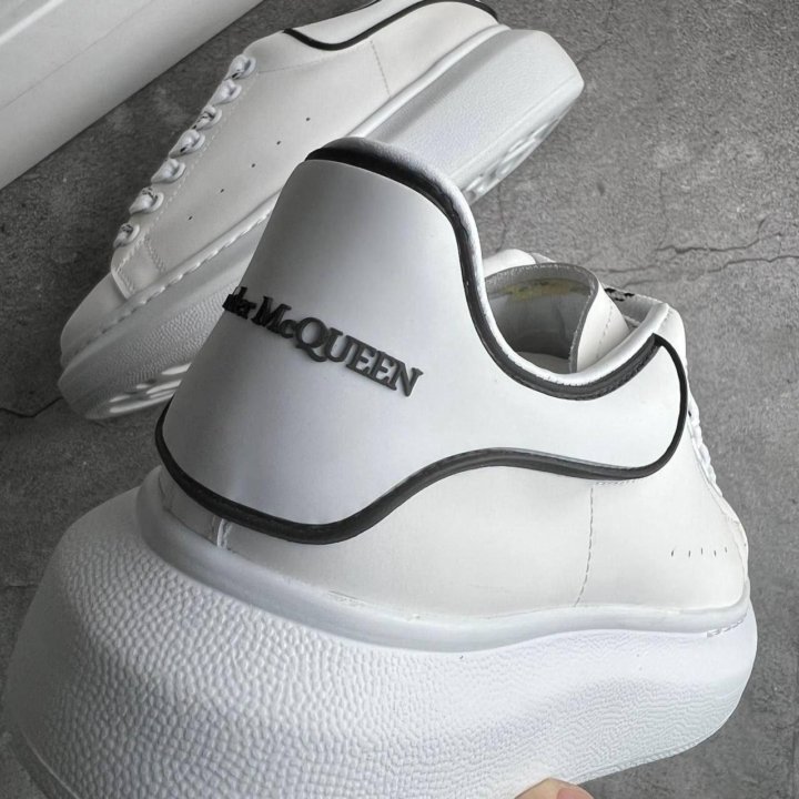 Alexander McQueen Oversized White Black