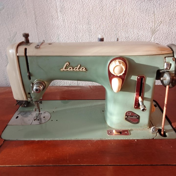 Швейная машинка Lada