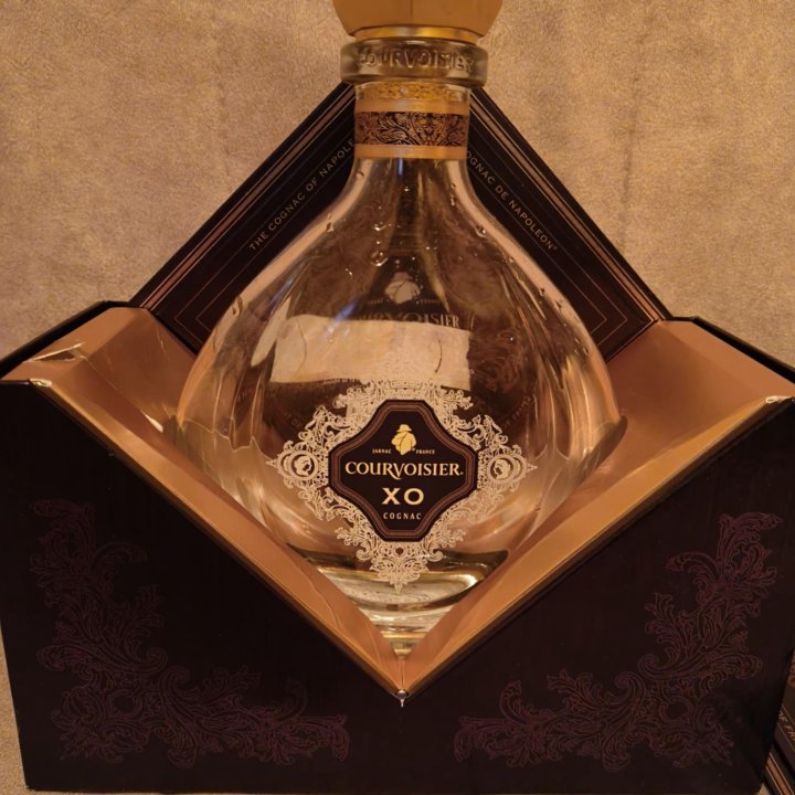 Коробка + бутылка Courvoisier XO