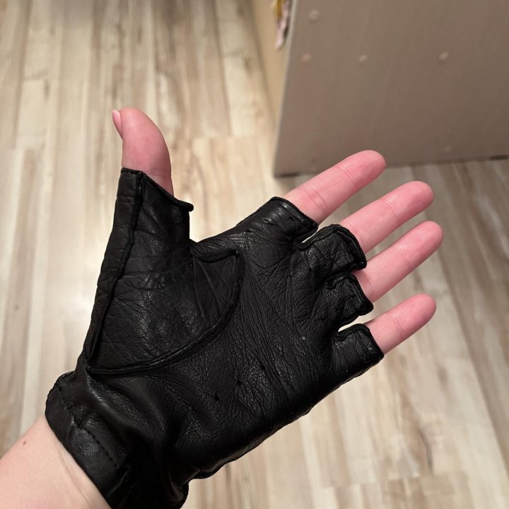 Женские перчатки