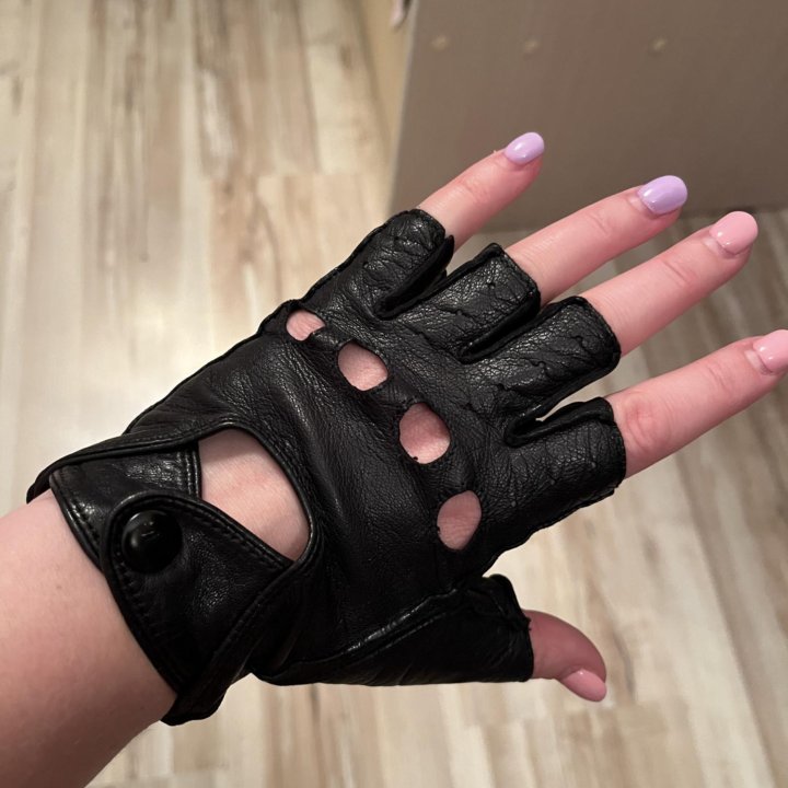 Женские перчатки