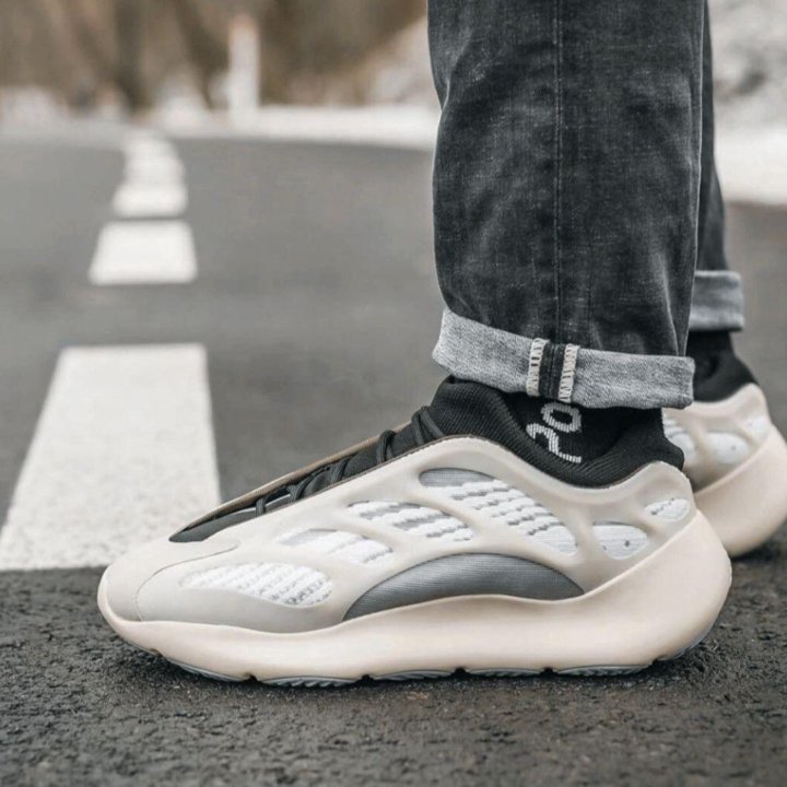 Кроссовки Adidas Yeezy 700 V3