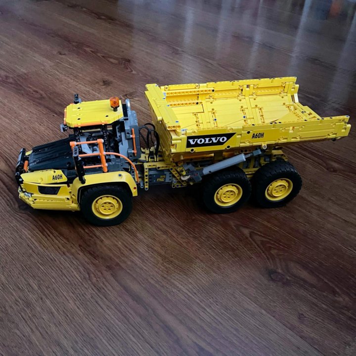 Lego Technic самосвал Volvo 42114