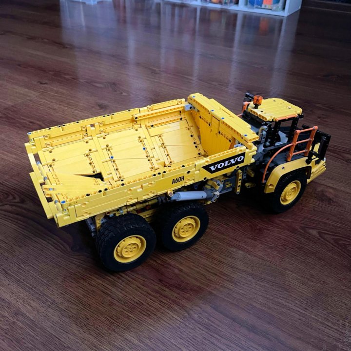 Lego Technic самосвал Volvo 42114