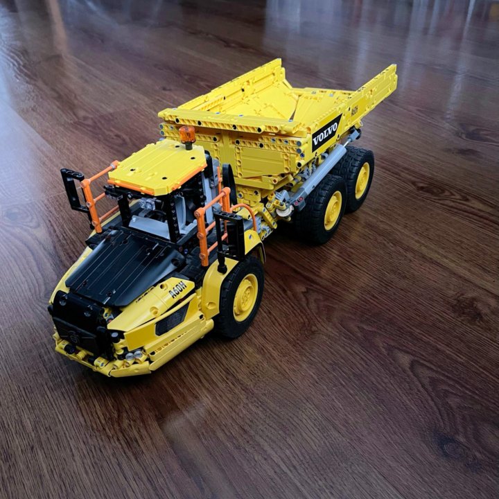 Lego Technic самосвал Volvo 42114