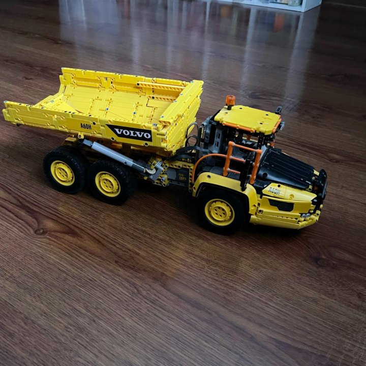 Lego Technic самосвал Volvo 42114