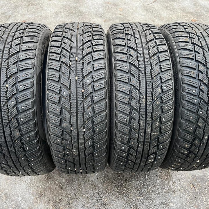 Зима Kumho I'Zen RV Stud KC16 215/60 R17 100T