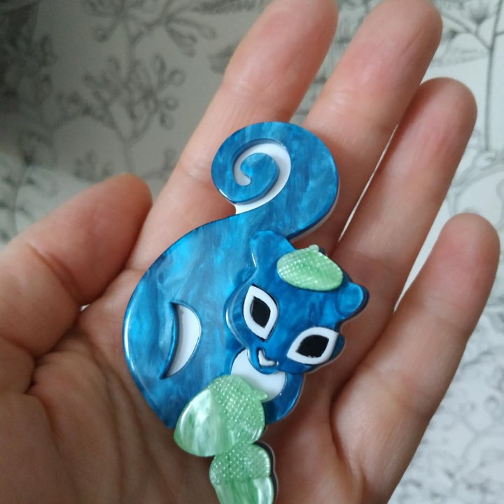 Брошь белочка