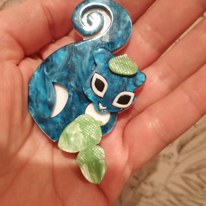 Брошь белочка