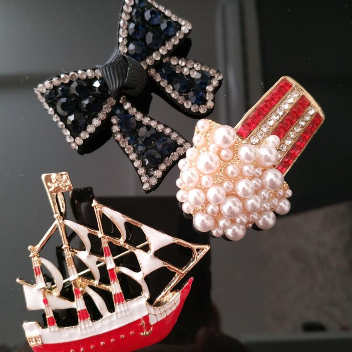 Брошь парусник