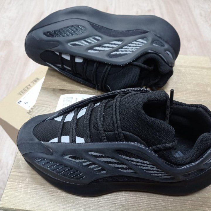 Кроссовки Adidas Yeezy Boost 700 V3