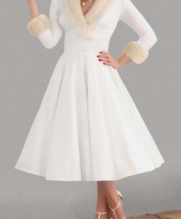 Женское белое платье с мехом