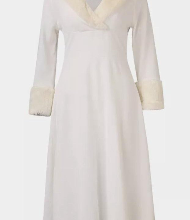 Женское белое платье с мехом