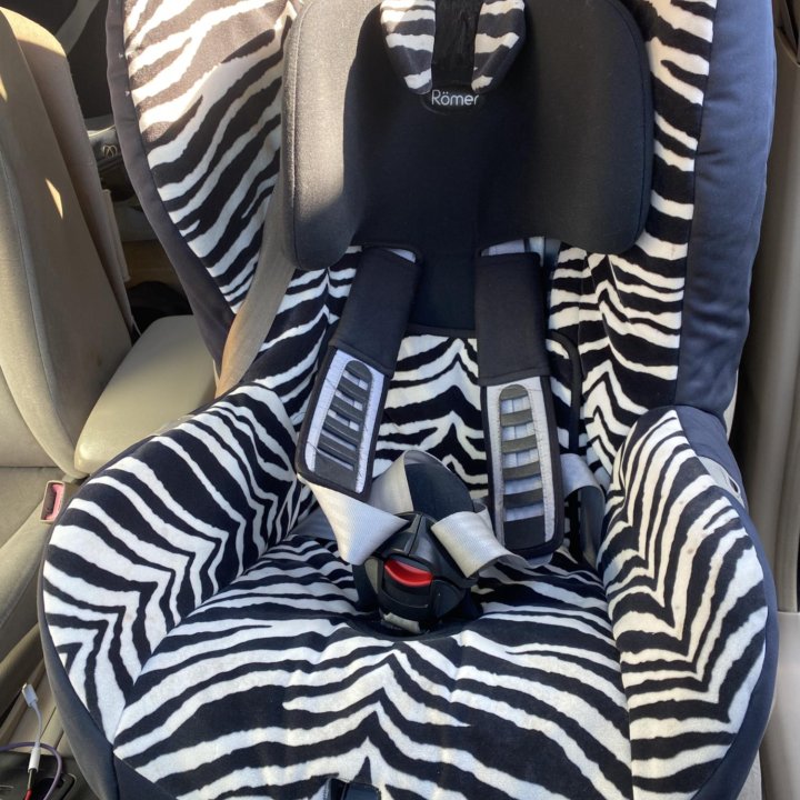 Britax Romer SafeFix Plus зебра