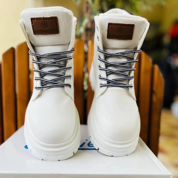 Женские ботинки белые