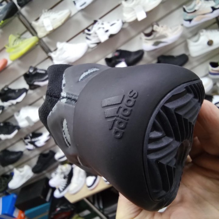 Кроссовки женские Adidas Yeezy Boost 700 V3