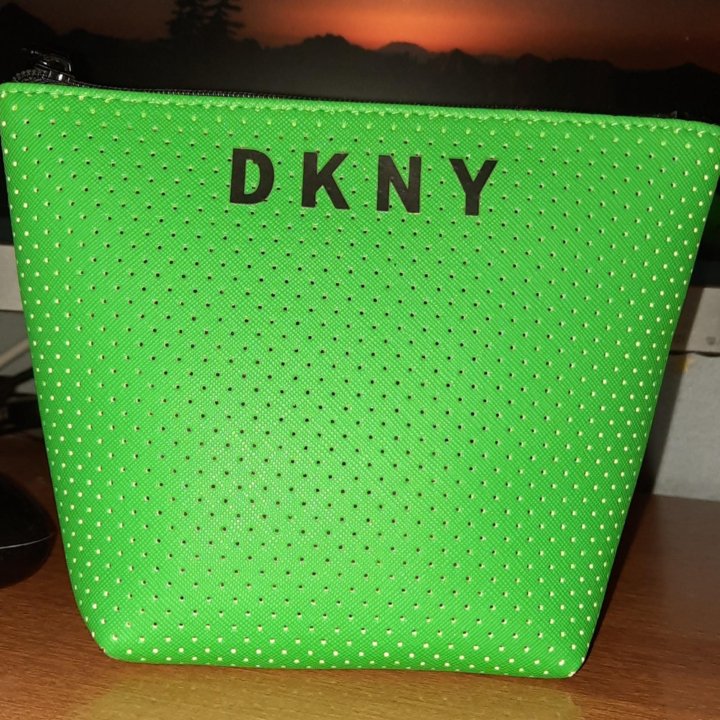 Фирменная косметичка DKNY