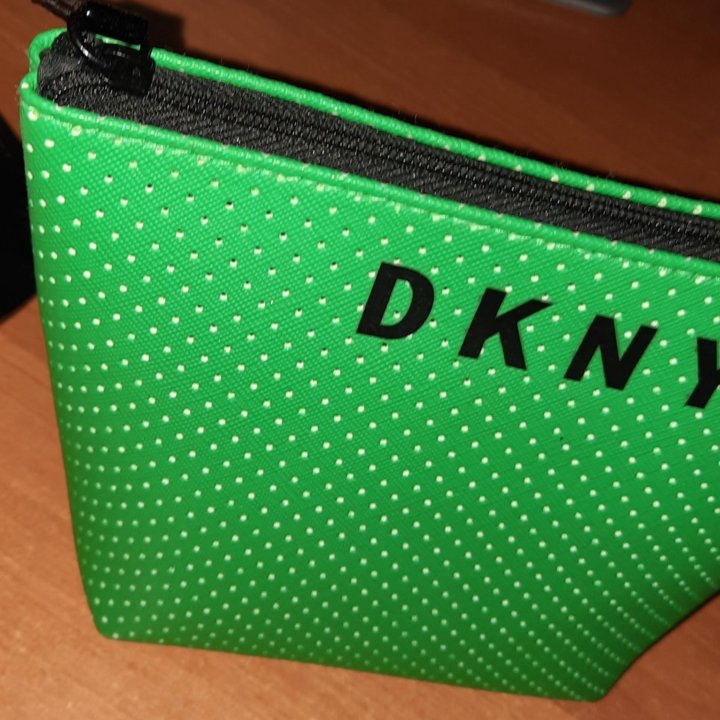 Фирменная косметичка DKNY